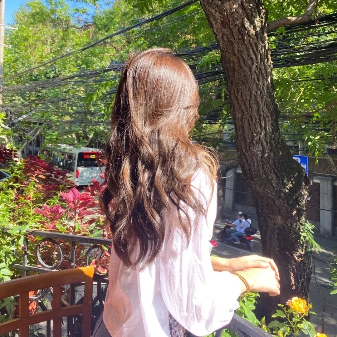 与一位女士合影
